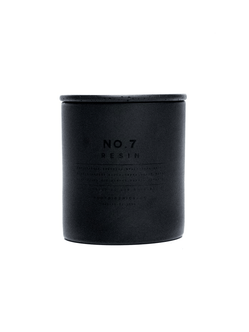 Signature Duftkerze No.7 Resin von PHOTO/GENICS+CO aus matt schwarzem Glas mit schwarzem Betondeckel. Duftnoten: warm - rauchig - holzig.