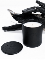 BADINFORM - Signature Duftkerze No.7 Resin von PHOTO/GENICS+CO aus matt schwarzem Glas mit schwarzem Betondeckel. Duftnoten: warm - rauchig - holzig.
